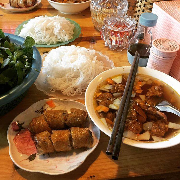 Photograph the vibrant allure of Hanoi’s food scene